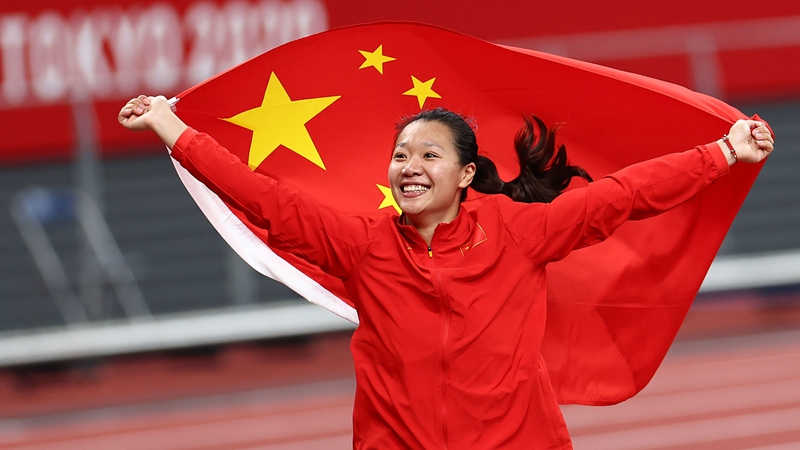 Китаянка Лю Шиин завоевала для Китая первое золото в женских соревнованиях по метанию копья на Олимпийских играх