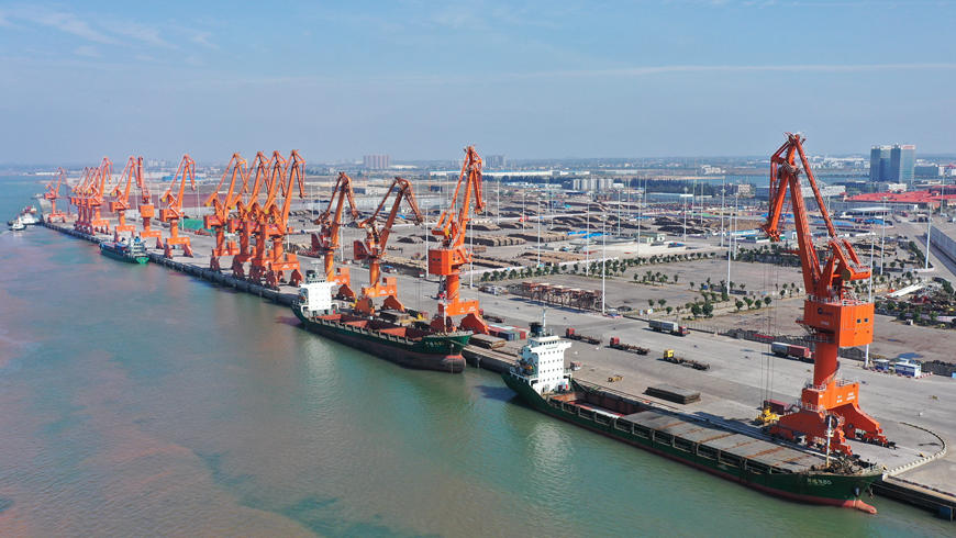 Оживленный порт Циньчжоу на юге Китая