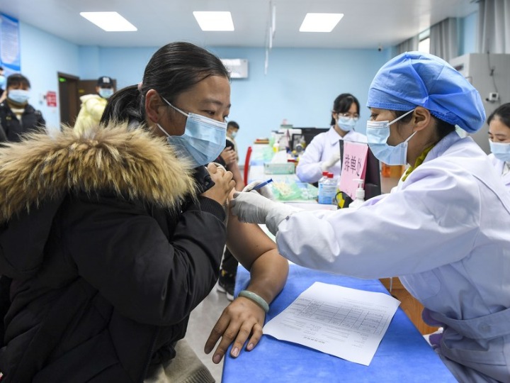 Более 88 проц. населения Китая полностью вакцинировано от COVID-19 -- чиновник