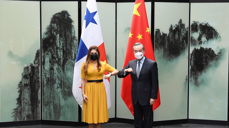 Ван И провел переговоры с главой МИД Панамы Э. Муйнес