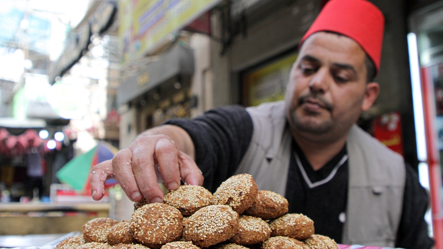 Продавцы на местном рынке во время священного месяца Рамадан в городе Газа
