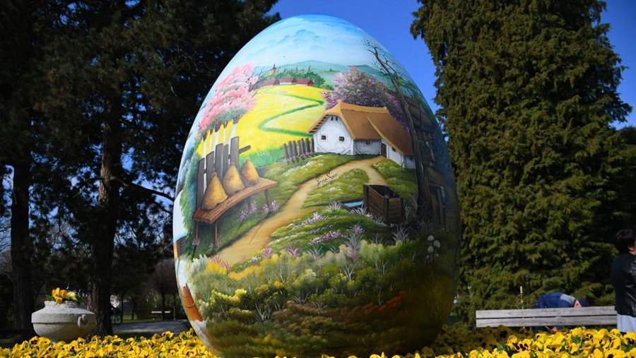 Предпасхальная выставка огромных пасхальных яиц в Хорватии