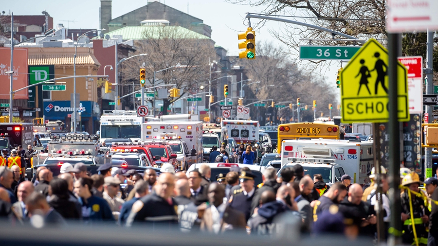 13 человек пострадали, 5 получили огнестрельные ранения на станции метро в Нью-Йорке -- СМИ