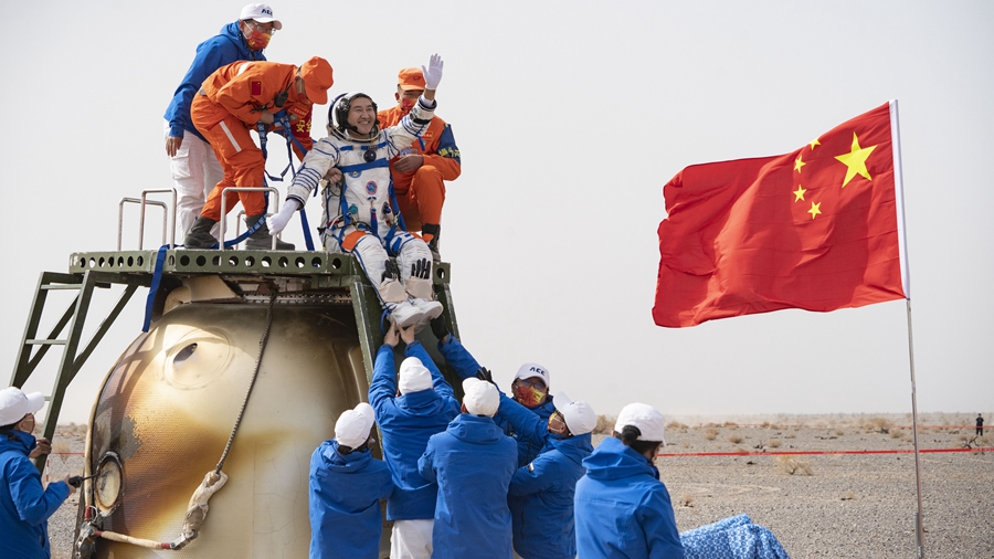 Китайские космонавты вернулись на Землю после 6-месячного пребывания в космосе