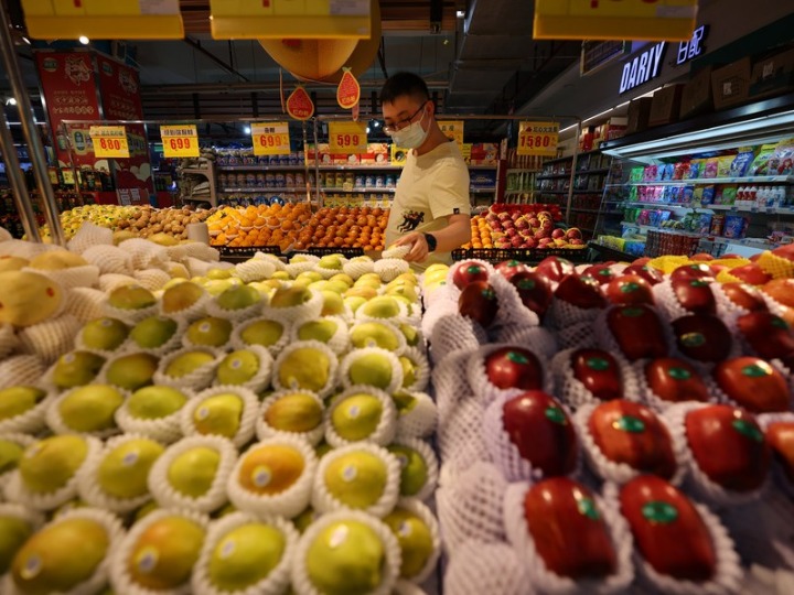 Срочно: объем розничных продаж потребительских товаров в Китае вырос на 3,3 проц. в первом квартале 2022 года