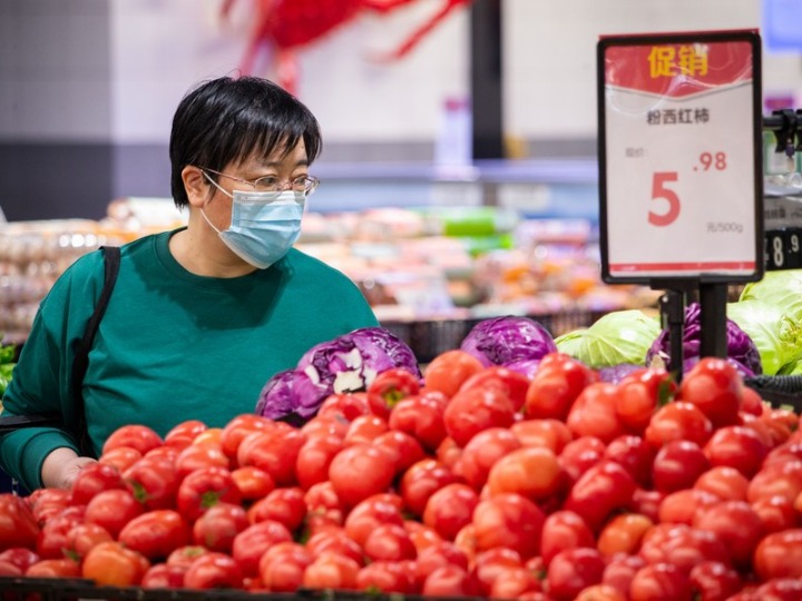Объем розничных продаж потребительских товаров в Китае вырос на 3,3 проц. в первом квартале 2022 года /более подробно/
